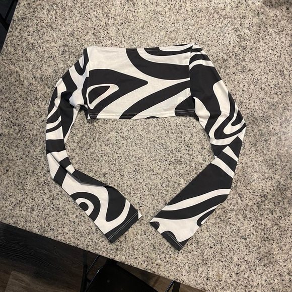 New with Tags Jaded London Long Sleeve Black and White Open Back Crop top - Picture 1 of 2